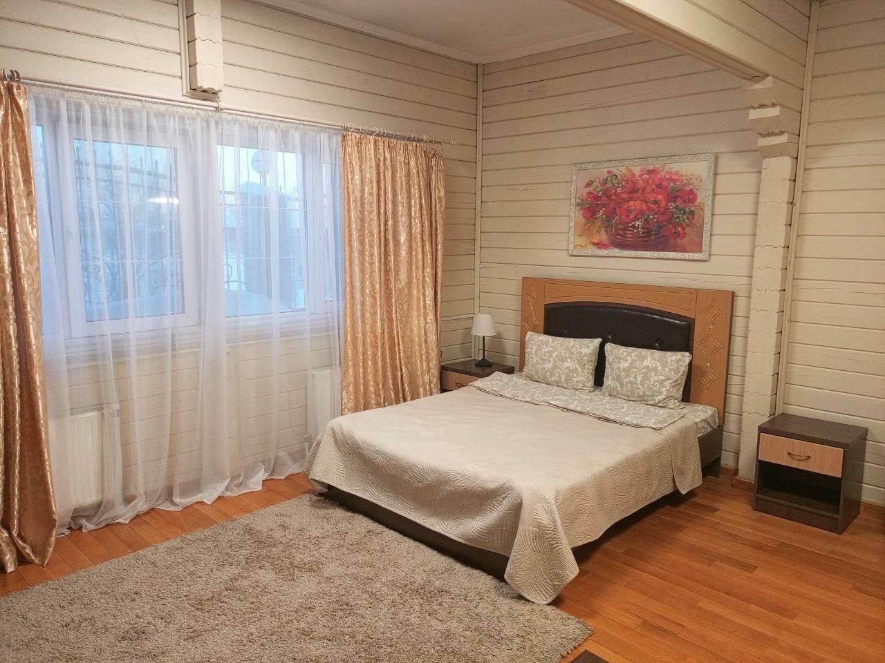 Комфортабельная двуспальная кровать