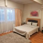 Комфортабельная двуспальная кровать