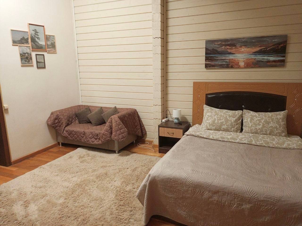 Комфортабельная двуспальная кровать