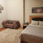 Комфортабельная двуспальная кровать