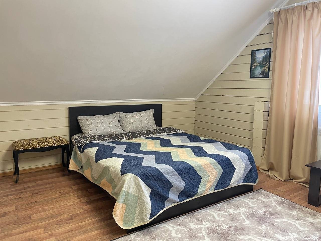 Комфортабельная двуспальная кровать