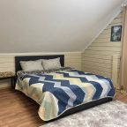 Комфортабельная двуспальная кровать