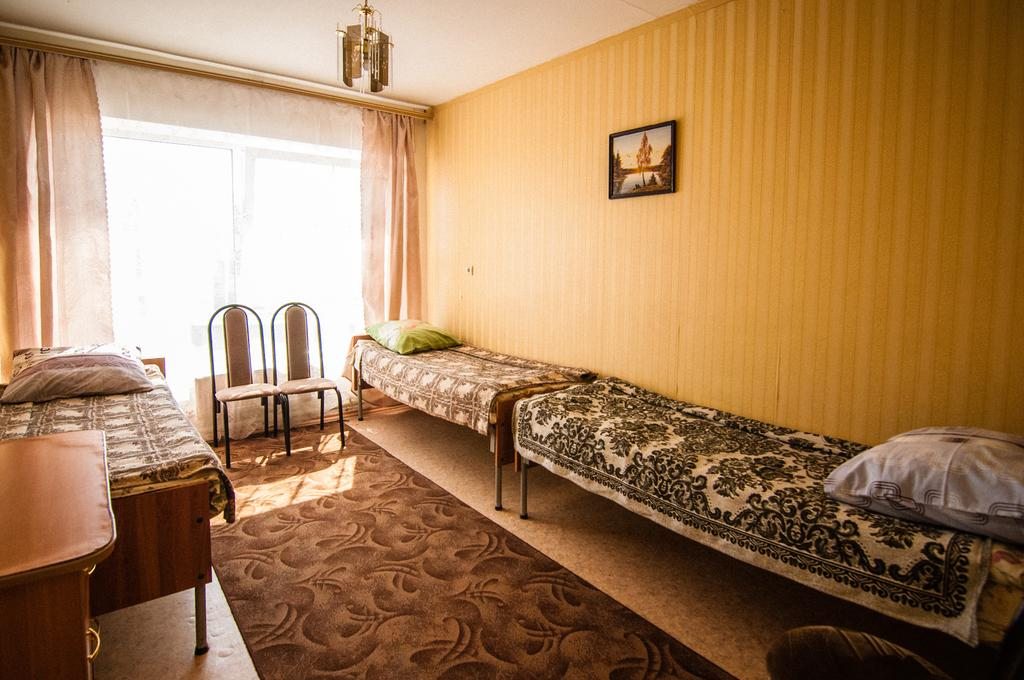 Трехместный (Трехместный номер с общей ванной комнатой) гостиницы Вега Плюс, Новодеревенская