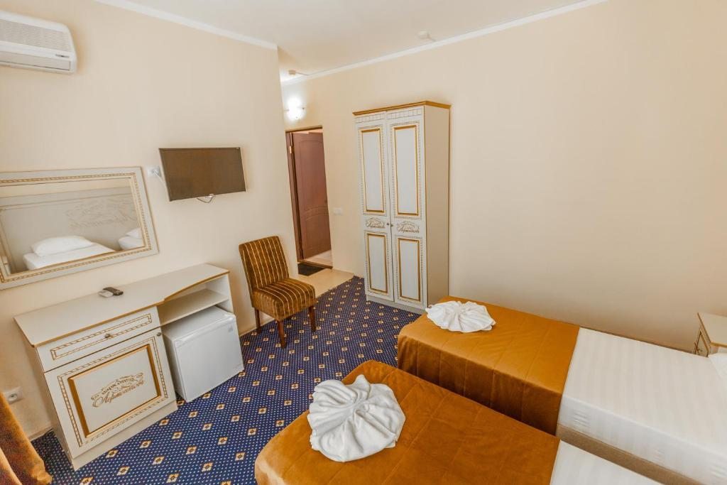 Двухместный (Двухместный номер с 1 кроватью или 2 отдельными кроватями и балконом) отеля Лермонтов, Туапсе