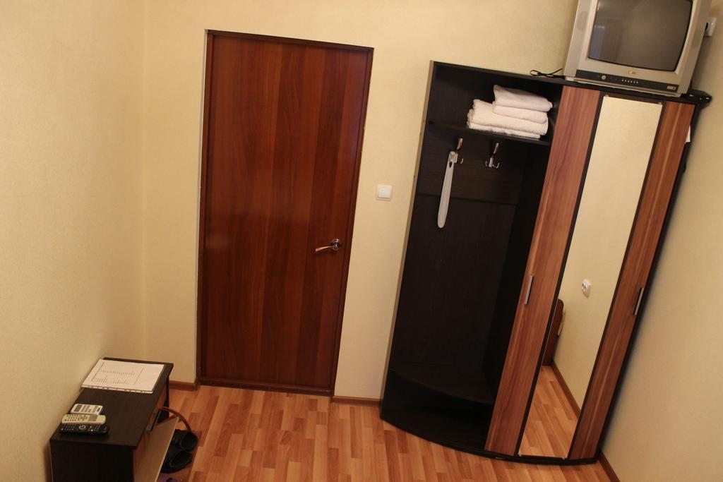 Двухместный (Стандартный двухместный номер с 2 отдельными кроватями и общей ванной комнатой) мини-отеля Надежда, Каневская