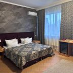 Полулюкс, Отель Новый