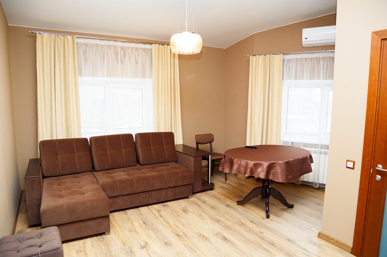 Раскладной диван в гостиной номера 7 Люкс