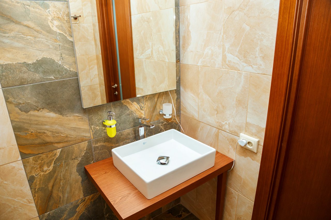 Раковина в санузле номера 7 Люкс