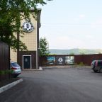 Территория, бесплатная парковка рядом с гостиницей