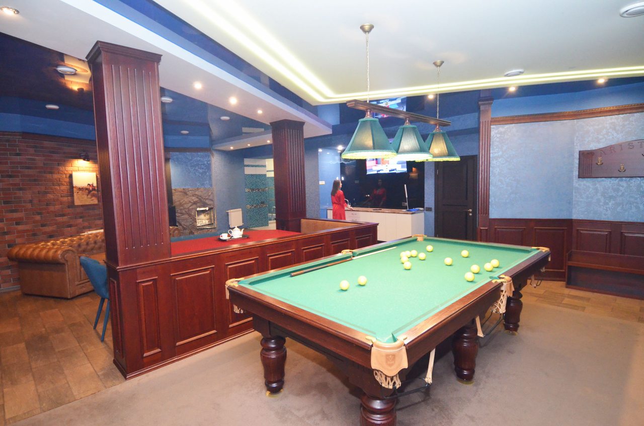 Бильярд в номере сауны