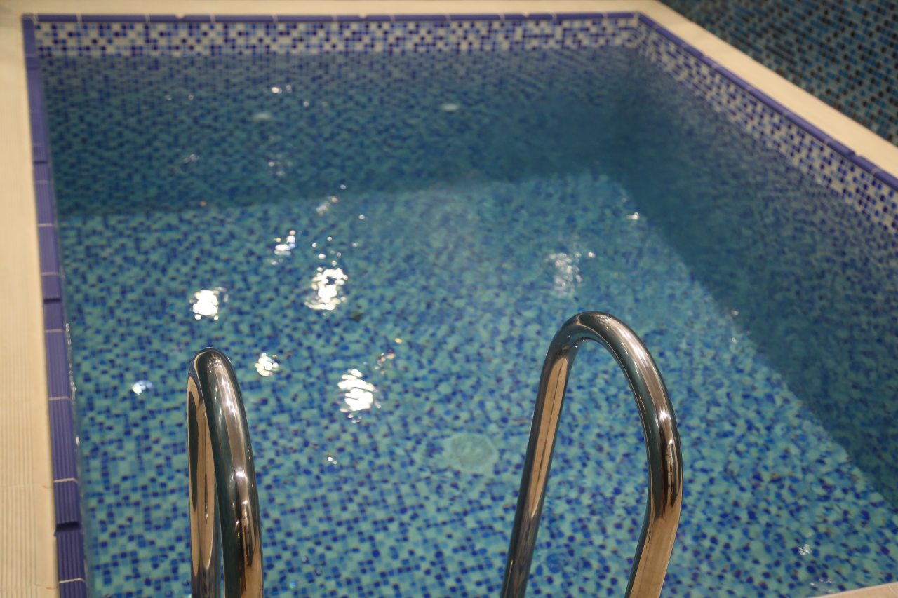 Бассейн в сауне отеля