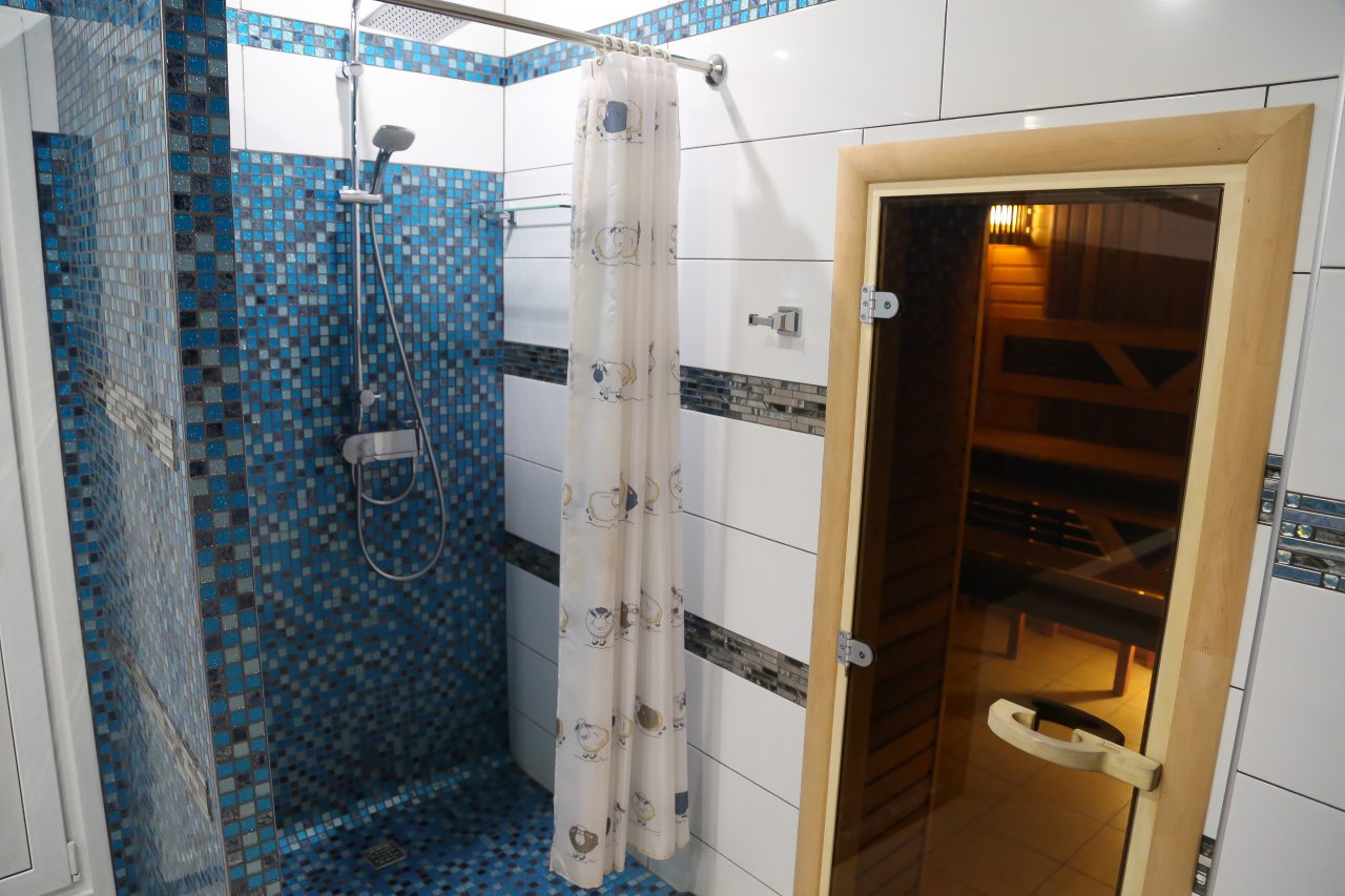 Бассейн в сауне отеля