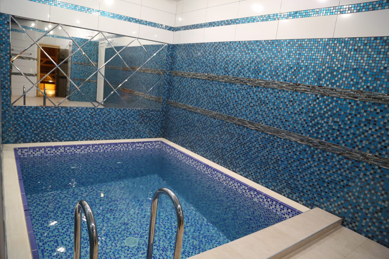 Бассейн в сауне отеля