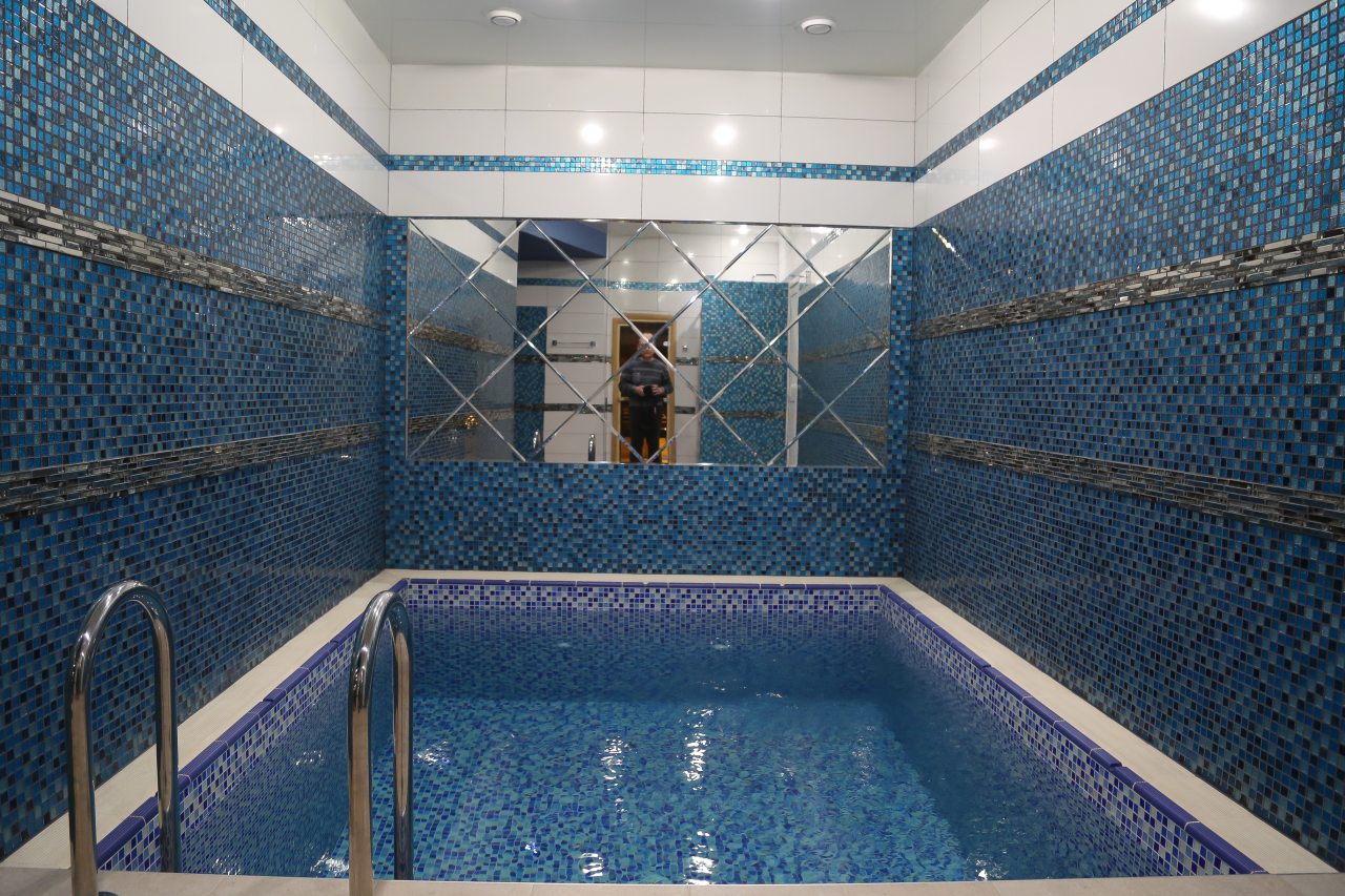 Бассейн в сауне отеля