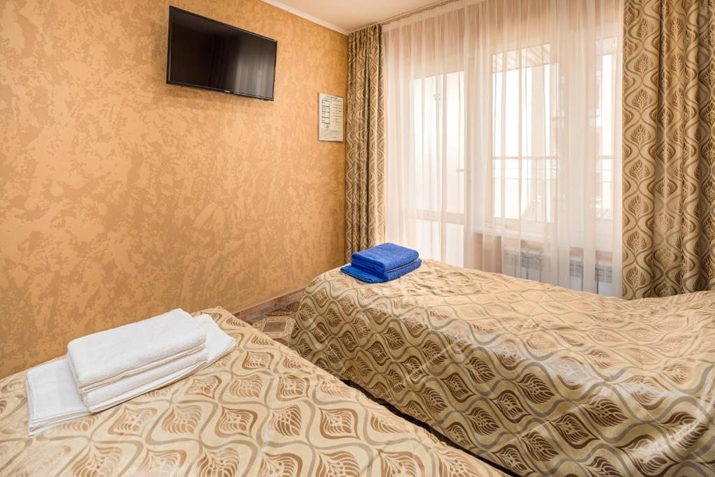 Двухместный (Эконом двухместный номер с балконом) гостиницы Кипарис, Дивноморское