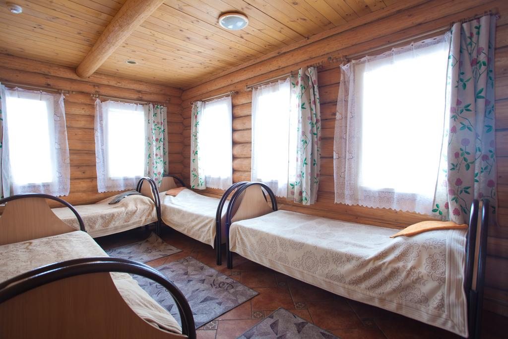Номер (Односпальная кровать в общем номере с 4 кроватями) мотеля Михайловское подворье, Шексна