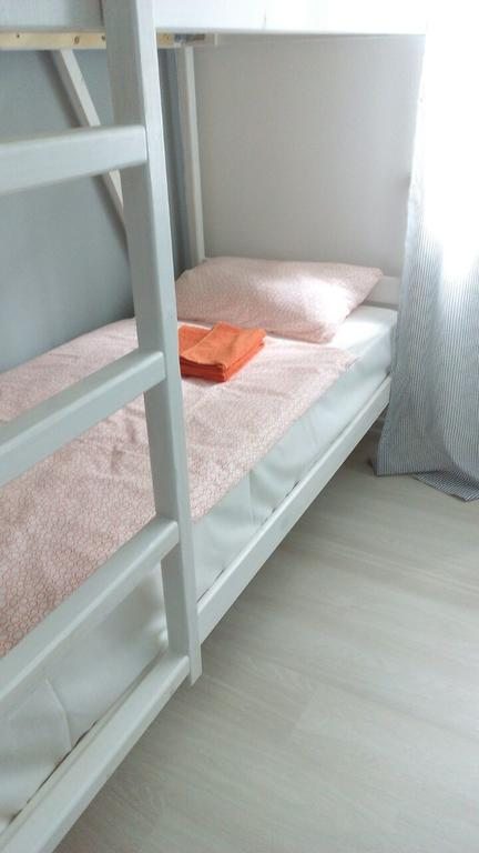 Номер (Кровать в общем четырехместном номере для мужчин) гостевого дома Миссис Смит, Ставрополь
