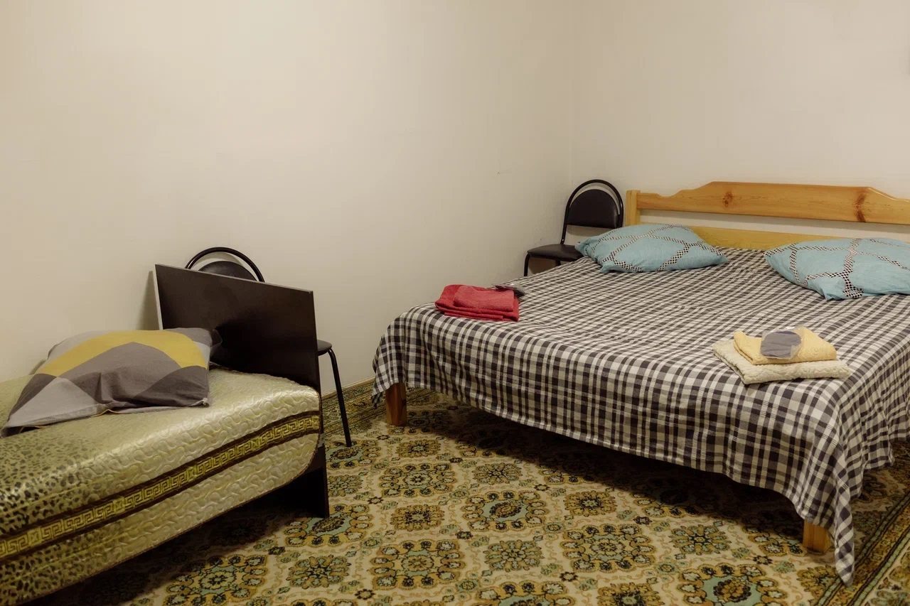 Семейный (Номер с двуспальной и односпальной кроватями) гостиницы Соколиное Гнездо, Трусово