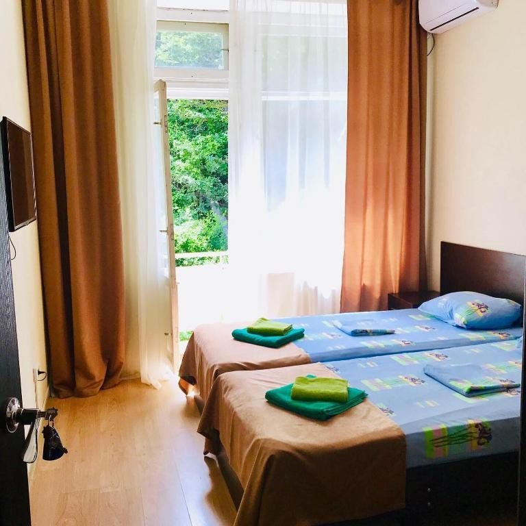 Двухместный (Двухместный номер с 2 отдельными кроватями) гостиницы Лесная гавань, Широкая Балка