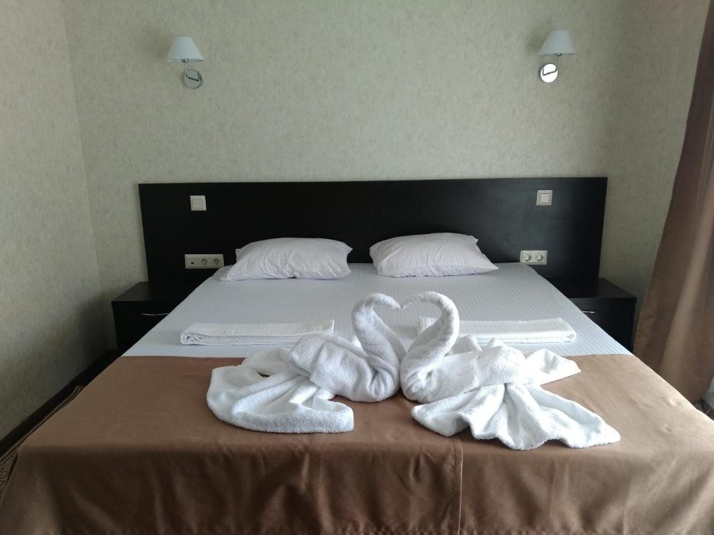 Двухместный (Двухместный номер с 1 кроватью или 2 отдельными кроватями и балконом) гостиницы Лесная гавань, Широкая Балка