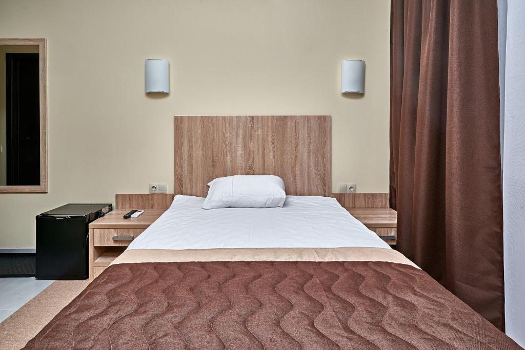 Односпальная кровать в загородном отеле Актер-Руза, Старая Руза. Загородный отель Актер-Руза