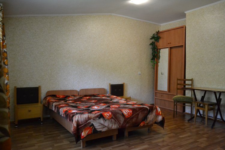 Апартаменты (С 3-мя спальнями) коттеджа Николая, Алушта
