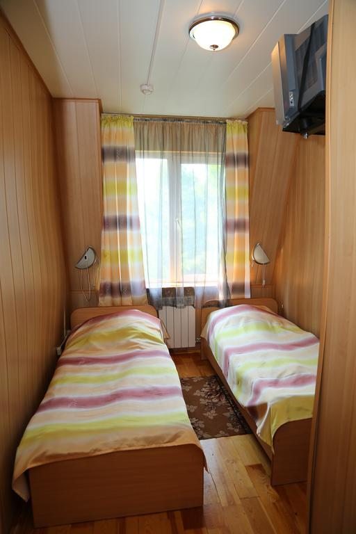 Двухместный (Двухместный номер с 2 отдельными кроватями и видом на озеро) парк-отеля Звёздный, Сухая