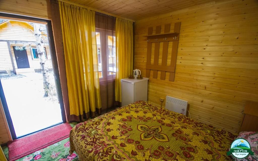 Двухместный (Двухместный номер Делюкс с 1 кроватью + дополнительная кровать) кемпинга Закуток, Чемал