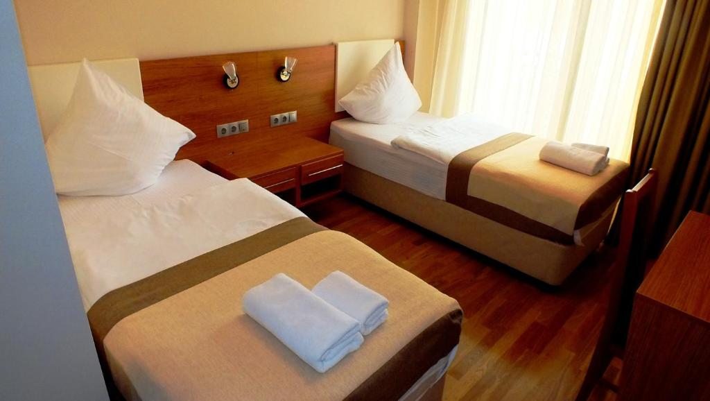Двухместный (Улучшенный двухместный номер с 2 отдельными кроватями) отеля Леон, Сухум