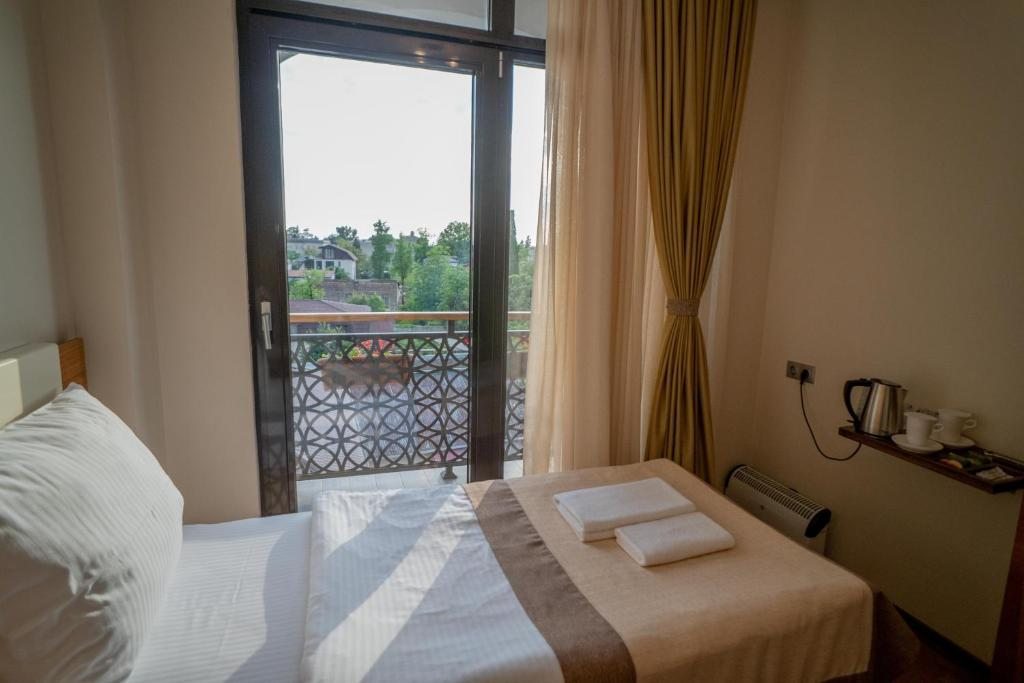 Двухместный (Улучшенный двухместный номер с 1 кроватью) отеля Леон, Сухум