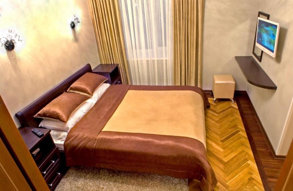 Двуспальная кровать в номере гостиницы СмоленскОтель 3*, Смоленск