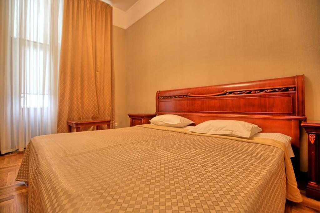 Двухместный (Улучшенный номер с кроватью размера «king-size») отеля Рица, Сухум