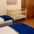 Детская кроватка, Отель Пикассо