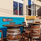 Своя ухоженная территория, Отель Пикассо