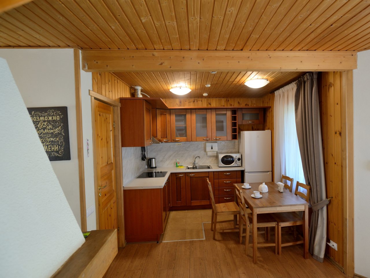 Кухня в коттедже «Сосна»