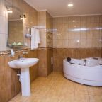 Ванная комната в номере базы отдыха Притомье в Кемерово