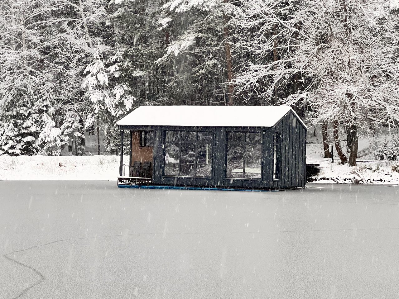 Дом (На воде "Виктория") базы отдыха Istra Cottage, Лопотово