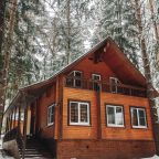 Семейный коттедж с камином и горячей купелью зимой