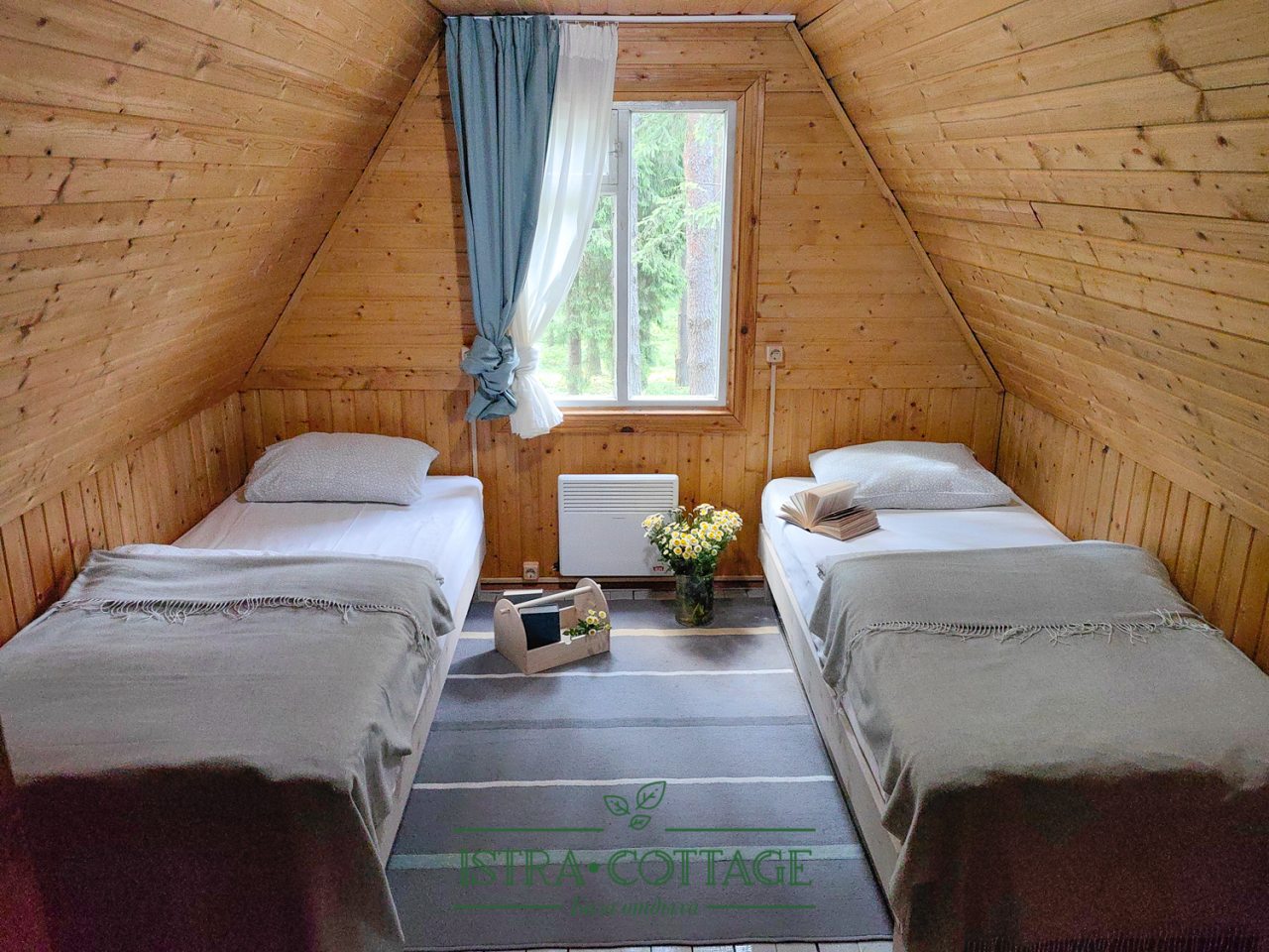 Спальня в кантри с закрытой верандой