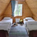 Спальня в кантри с закрытой верандой