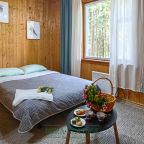 Спальня в кантри с закрытой верандой