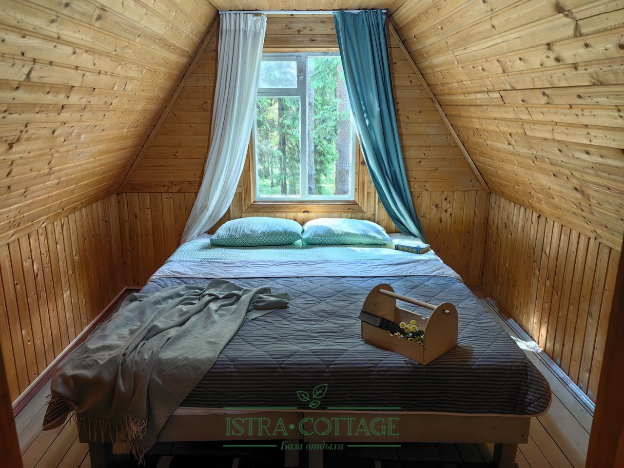 Спальня в кантри с закрытой верандой