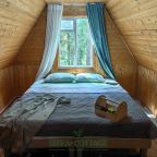 Спальня в кантри с закрытой верандой