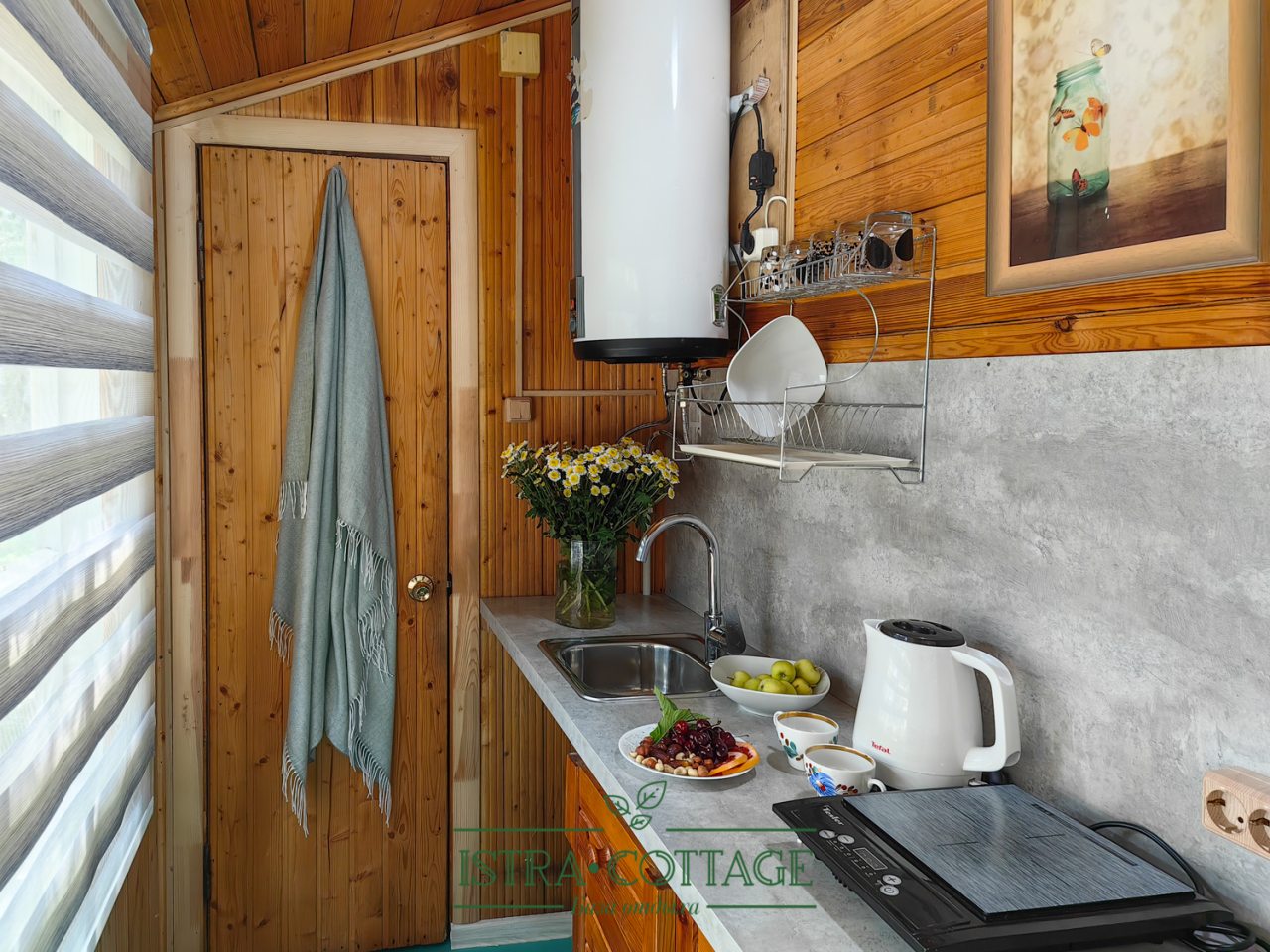 Кухня в кантри с закрытой верандой