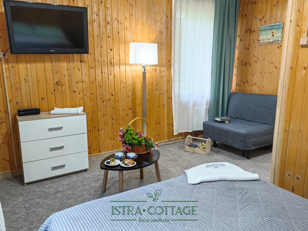 Спальня в кантри с закрытой верандой