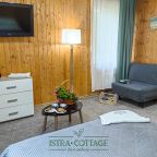 Спальня в кантри с закрытой верандой