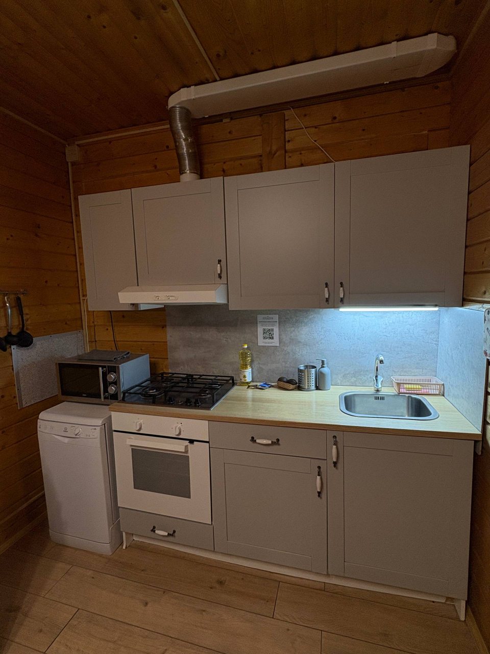 Кухня в семейном коттедже с горячей купелью