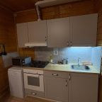 Кухня в семейном коттедже с горячей купелью