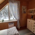 Спальня семейного коттеджа с горячей купелью зимой