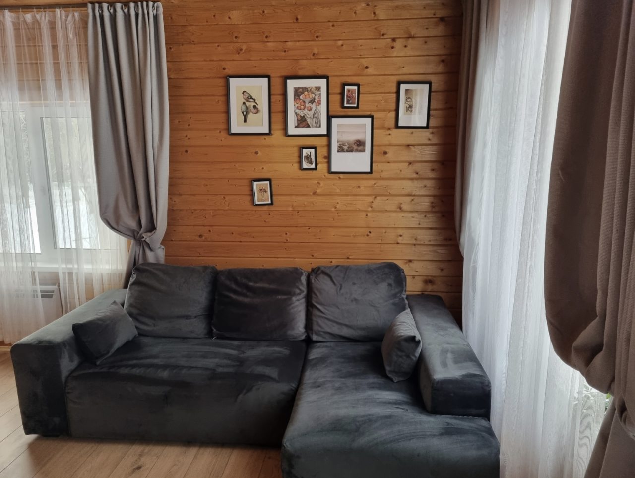 Гостинная в семейном коттедже с горячей купелью